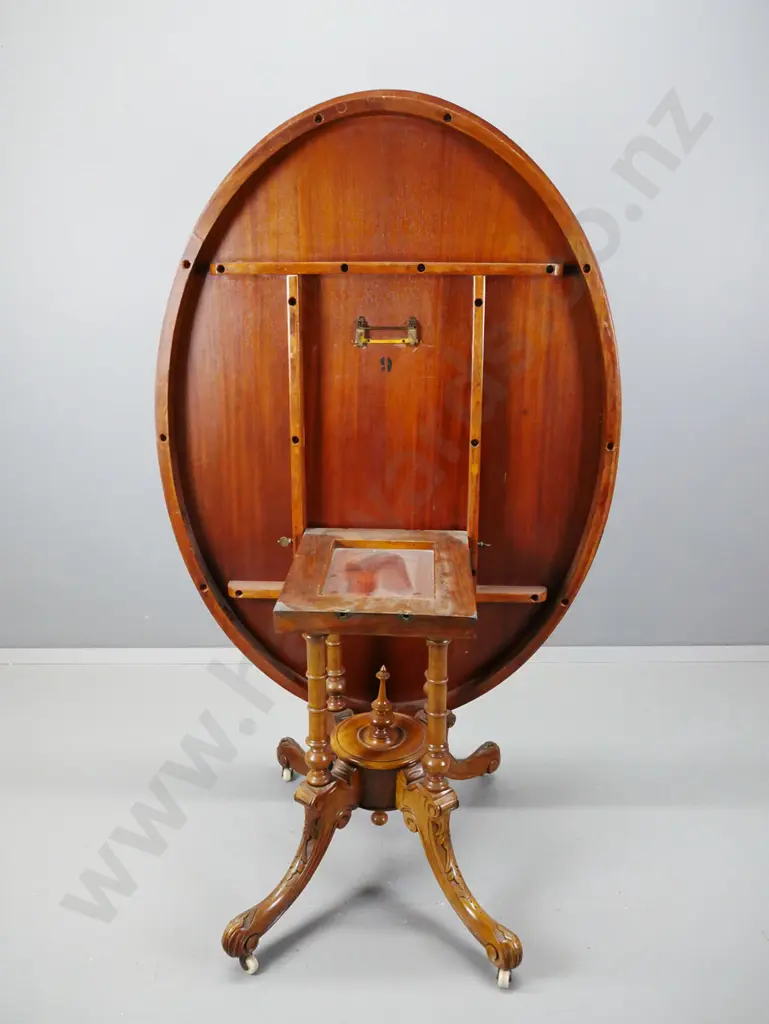 Victorian walnut tilt-top oval loo table with inlaid stringing and foliate decoration on top, 4-point cathedral base, Image 1++