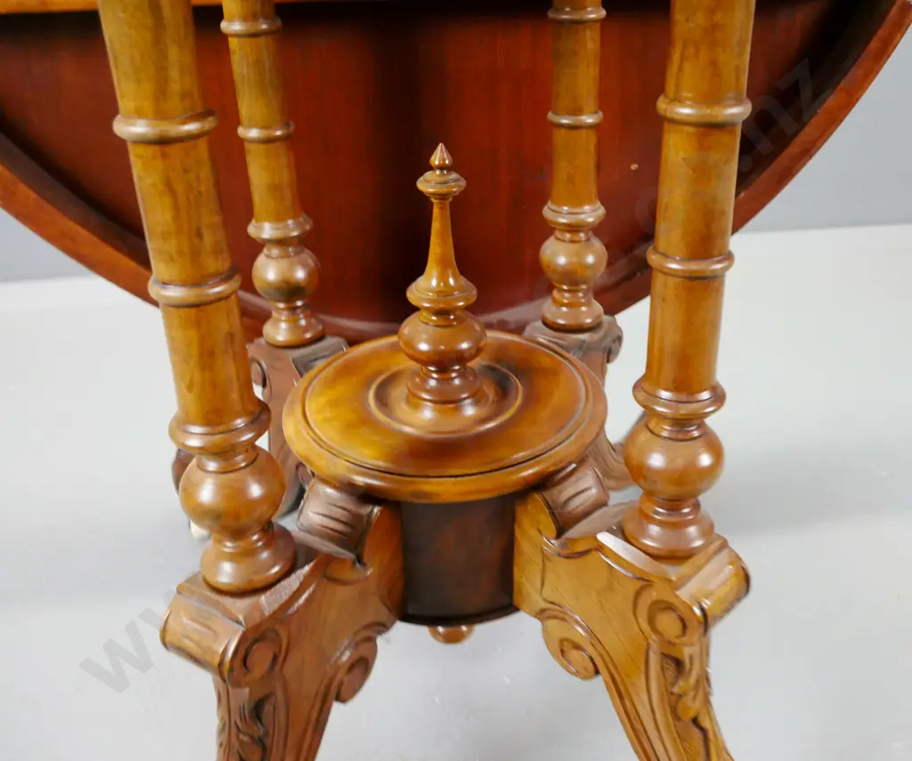 Victorian walnut tilt-top oval loo table with inlaid stringing and foliate decoration on top, 4-point cathedral base, Image 1++
