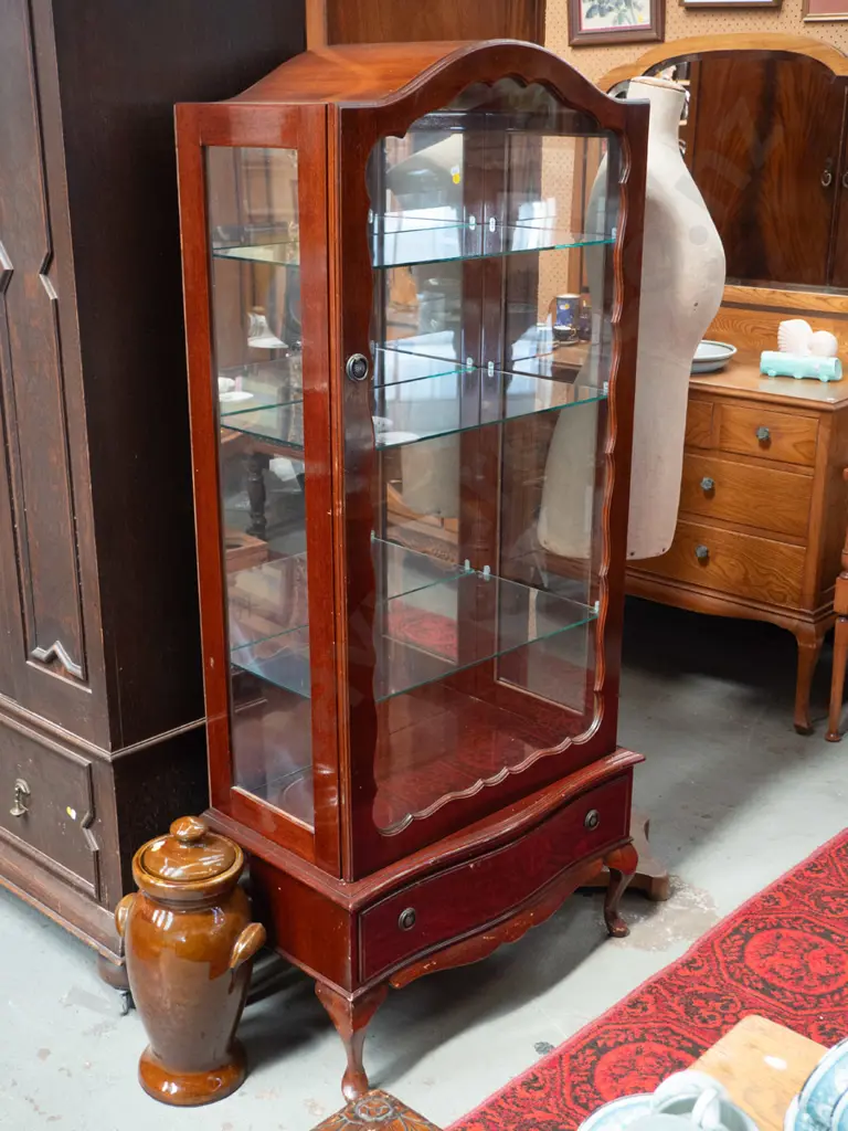 reproduction cab leg mahogany domed-top display cabinet with single glazed door, glazed sides, 2 glass shelves, Image 1++