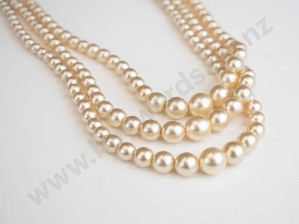 3 strand pearl necklace Image 1++