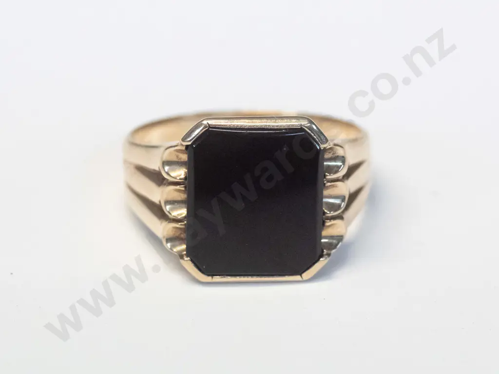 9ct gents signet ring with black stone - weight 7g  stamped Image 1++