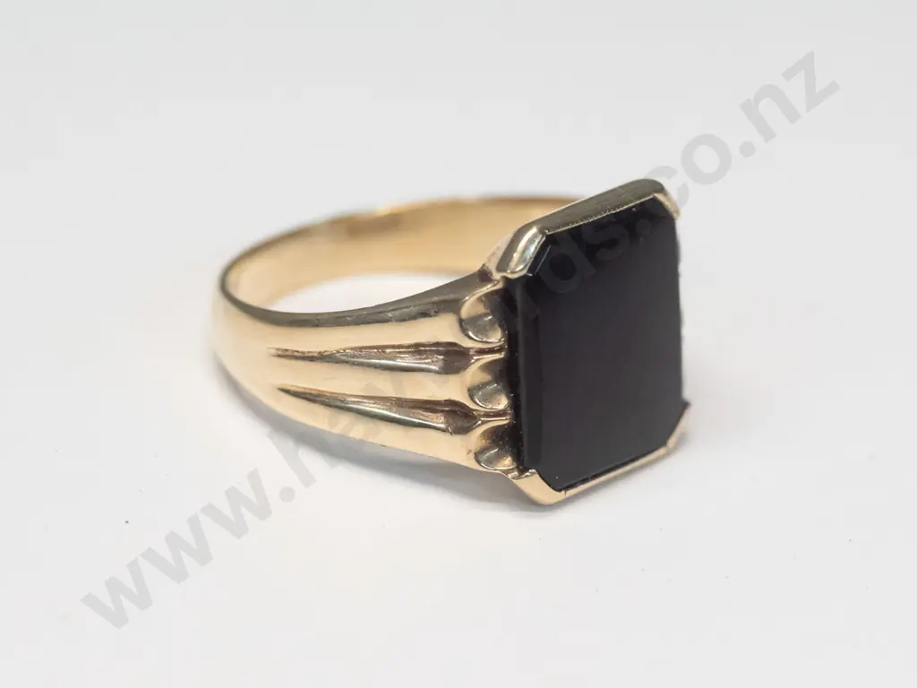 9ct gents signet ring with black stone - weight 7g  stamped Image 1++