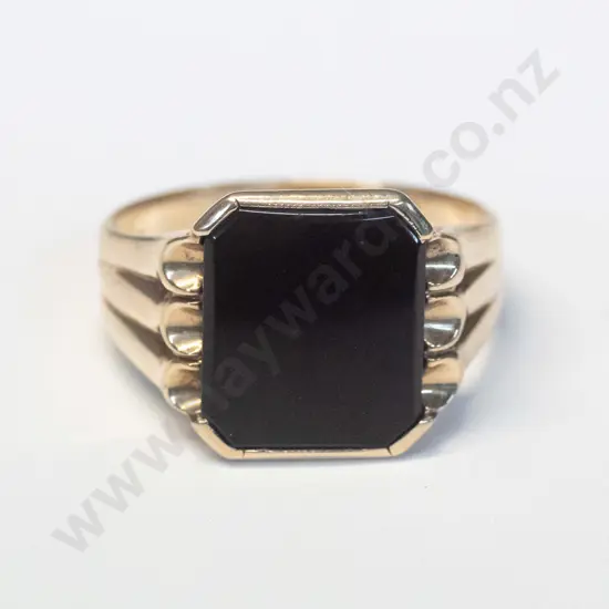 9ct gents signet ring with black stone - weight 7g  stamped