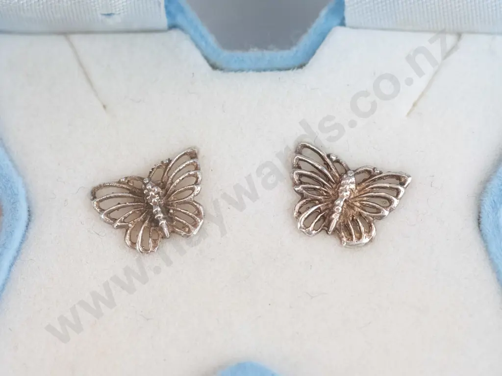 3 pairs of earrings Image 1++