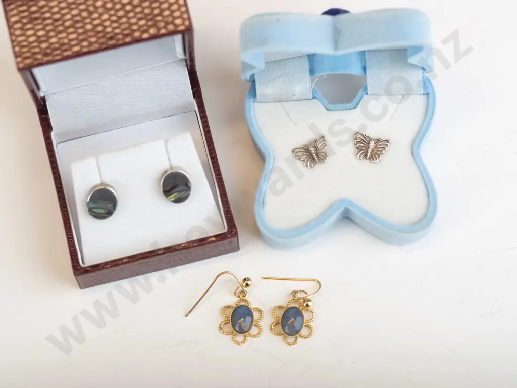 3 pairs of earrings Image 1++