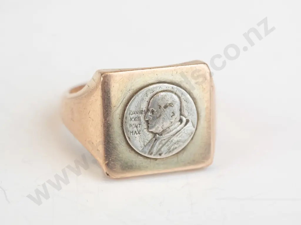 gents signet ring stamped 9ct Image 1++