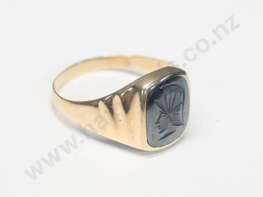 9ct gents signet ring with carving on stone - weight 5g  stamped Image 1++