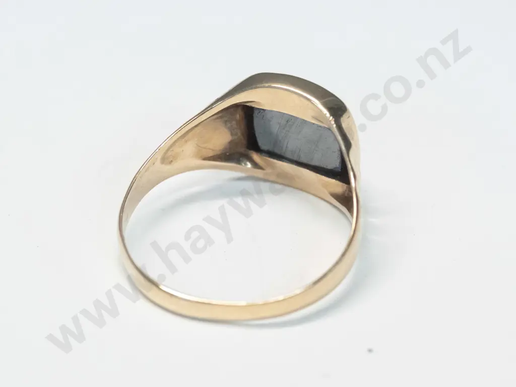 9ct gents signet ring with carving on stone - weight 5g  stamped Image 1++