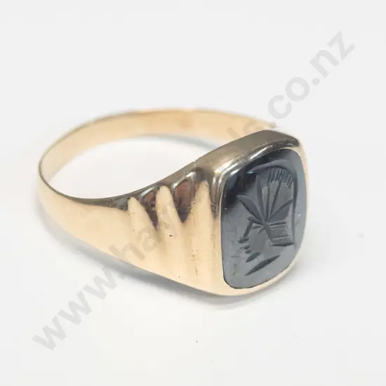 9ct gents signet ring with carving on stone - weight 5g  stamped