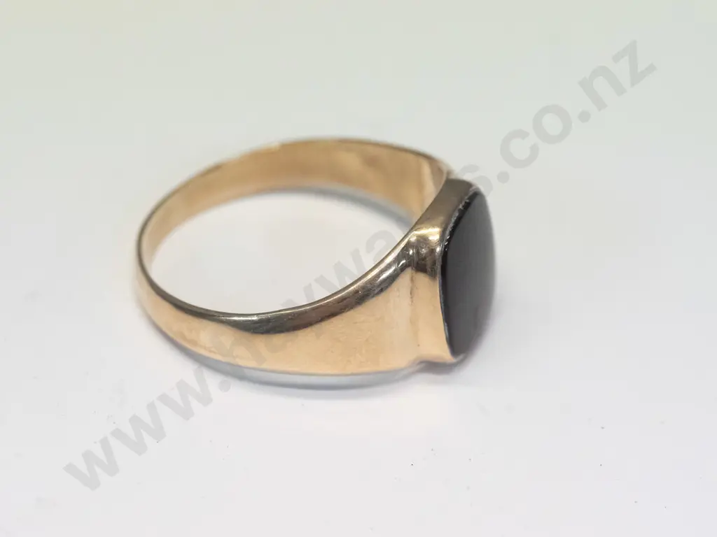 9ct gents signet ring with black stone - weight 6g  stamped Image 1++