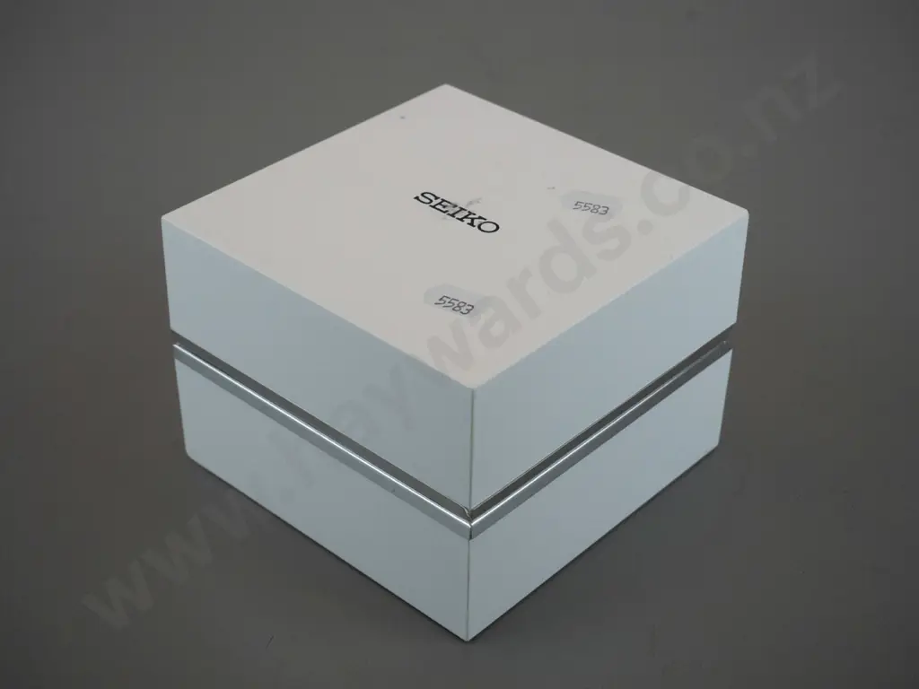 ladies Seiko watch with mother of pearl face and matching bracelet Image 1++