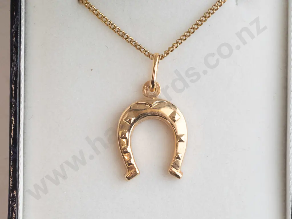 9ct horseshoe necklace stamped 375 Image 1++