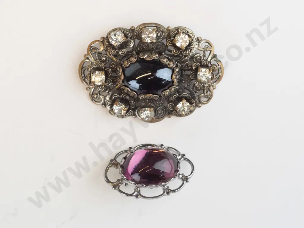 2 costume brooches Image 1++