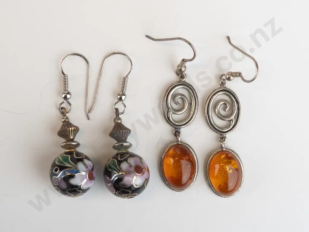 2 pairs of earrings Image 1++