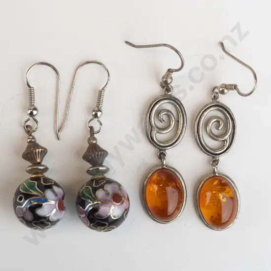 2 pairs of earrings