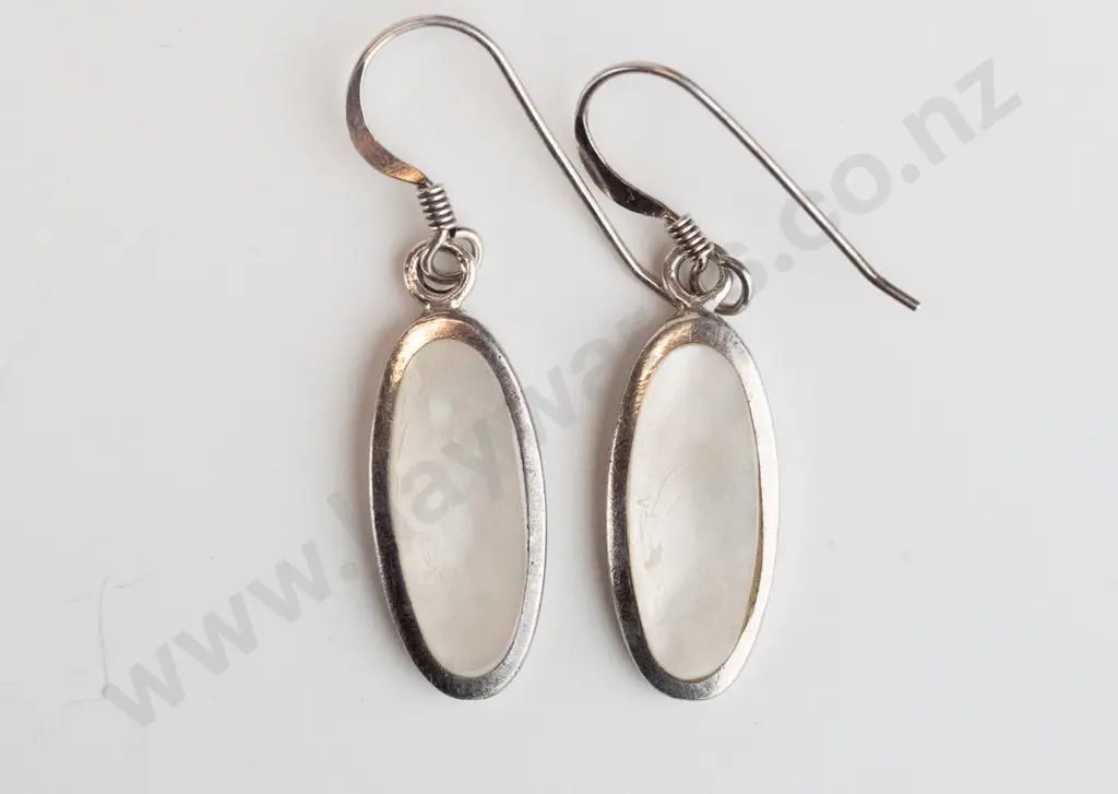 silver mother of pearl earrings stamped 925 Image 1++