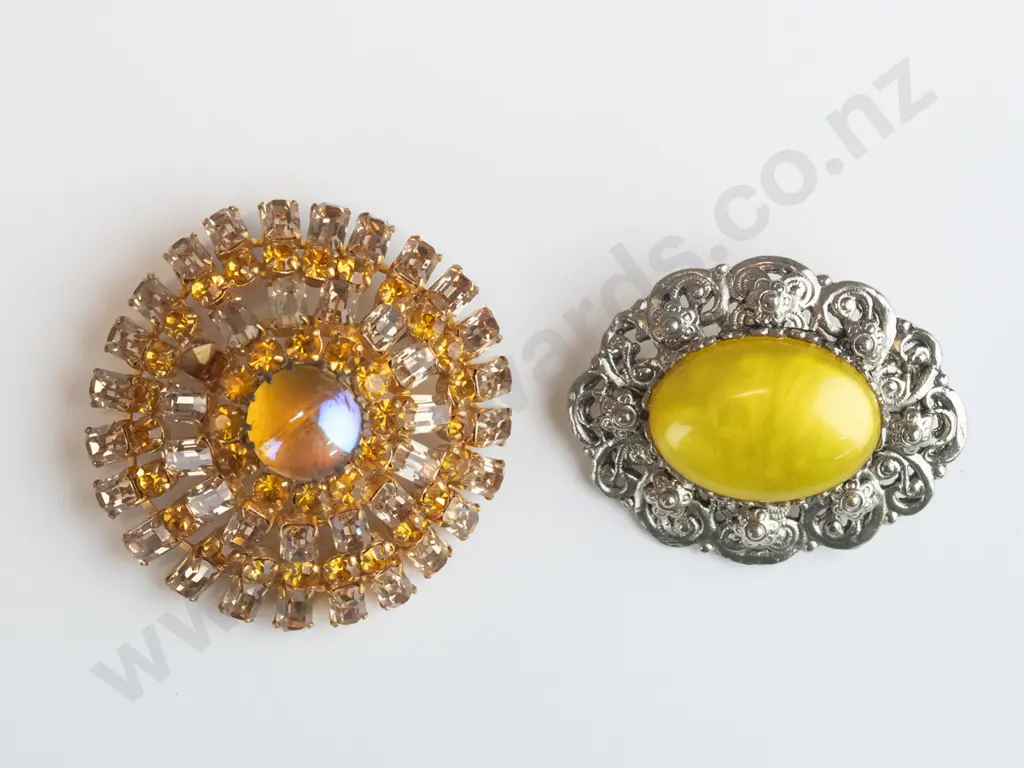 2 costume brooches Image 1++
