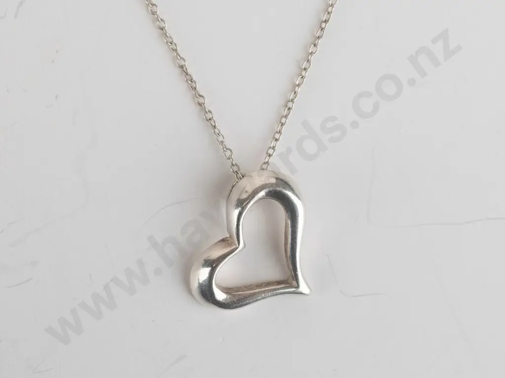 silver heart shaped necklace chain stamped 25 Image 1++