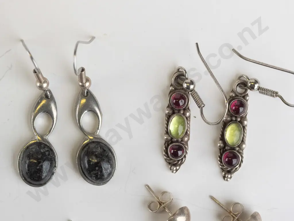 4 pairs of earrings Image 1++
