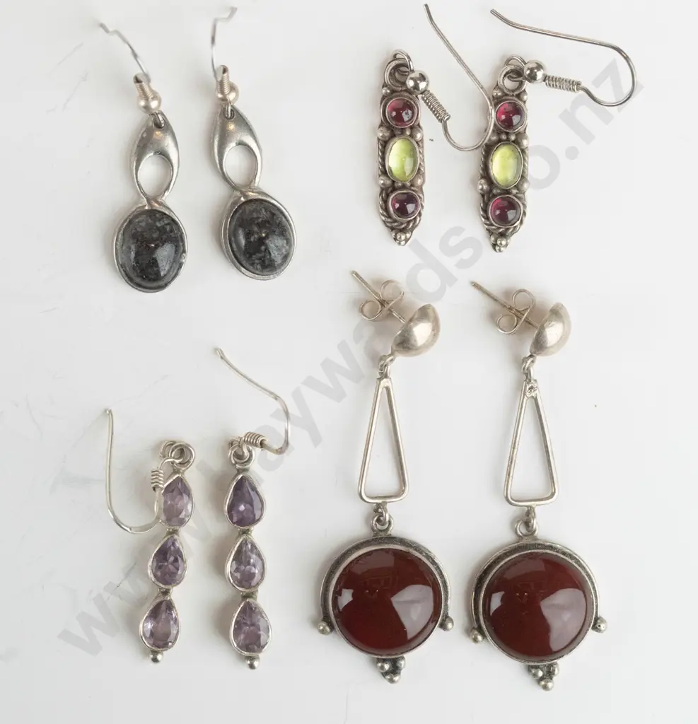 4 pairs of earrings Image 1++