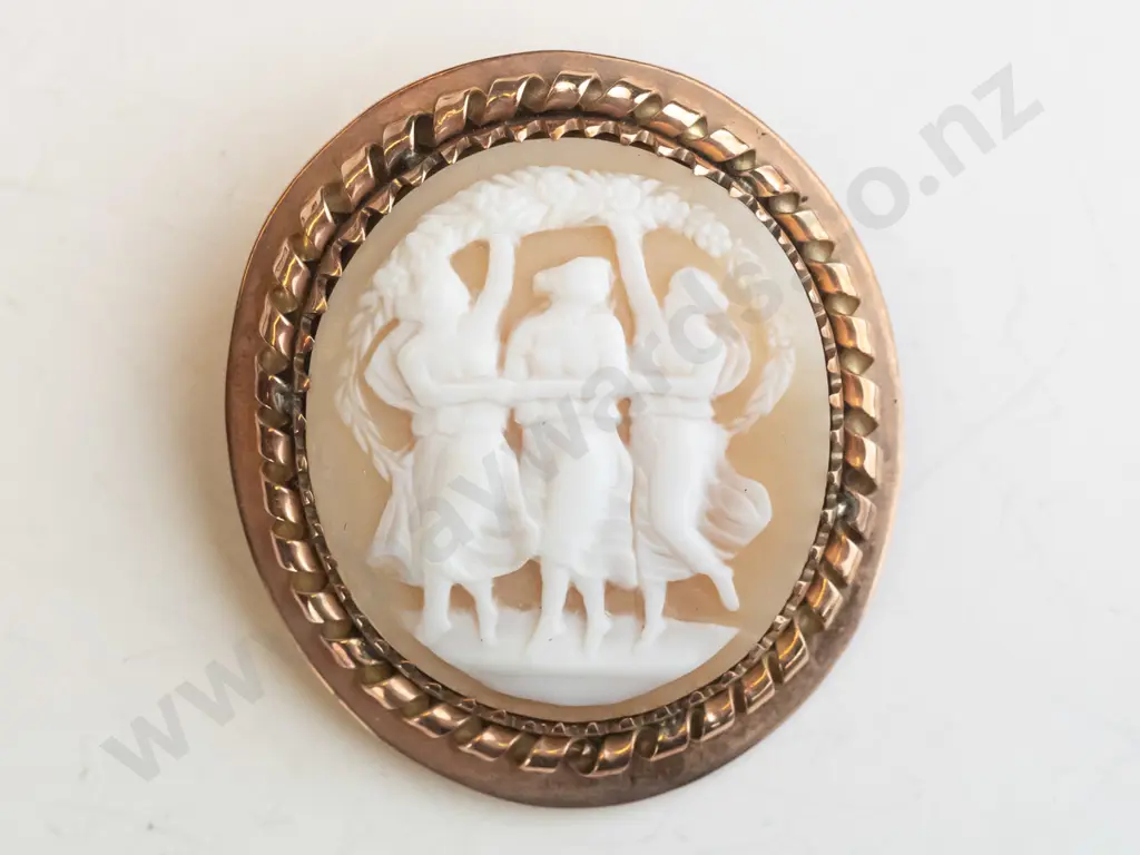 cameo brooch with safety chain stamped 9ct Image 1++