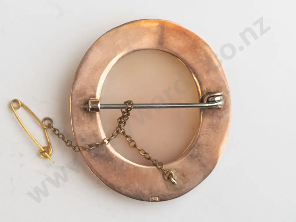 cameo brooch with safety chain stamped 9ct Image 1++