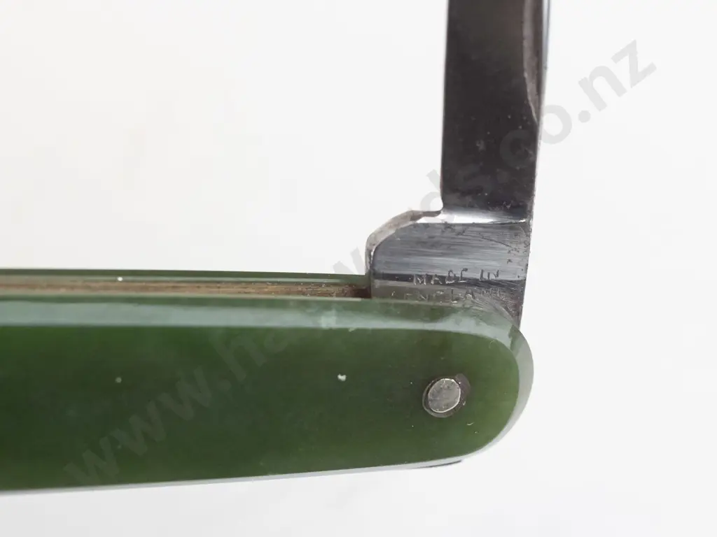 small greenstone pocket knife Image 1++