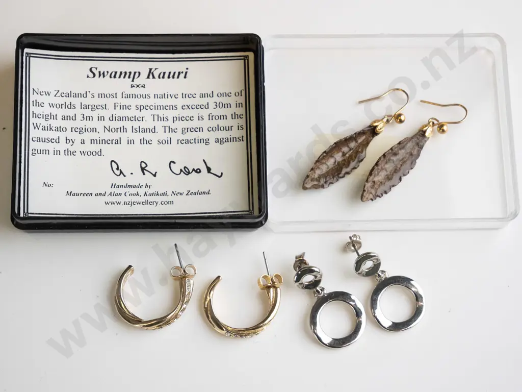3 pairs asstd earrings Image 1++