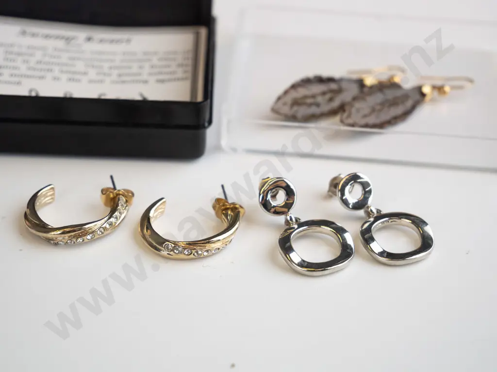 3 pairs asstd earrings Image 1++
