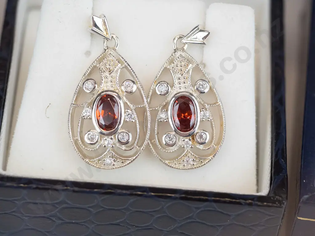 3 pairs of earrings Image 1++