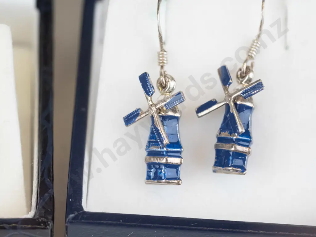 3 pairs of earrings Image 1++