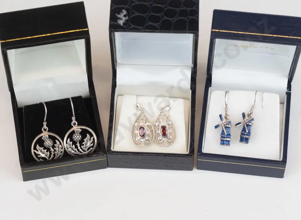 3 pairs of earrings Image 1++
