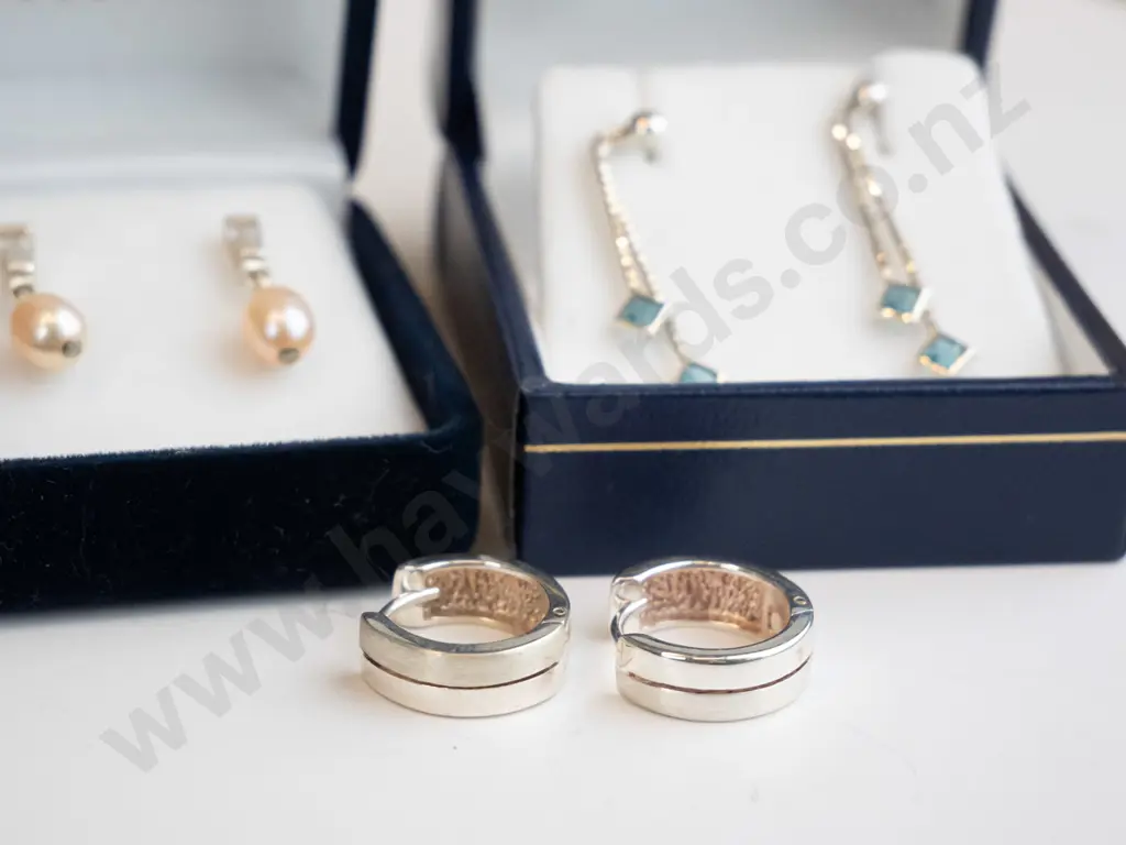 3 pairs asstd earrings Image 1++