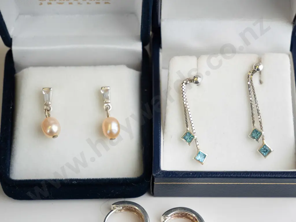 3 pairs asstd earrings Image 1++