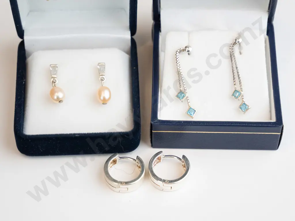 3 pairs asstd earrings Image 1++