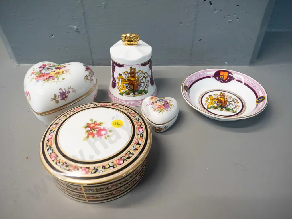 Wedgwood "Clio" pattern powder pot D-135, Hammersley heart-shaped trinket, and 2 Aynsley QEII diamond jubilee pieces - Image 1++