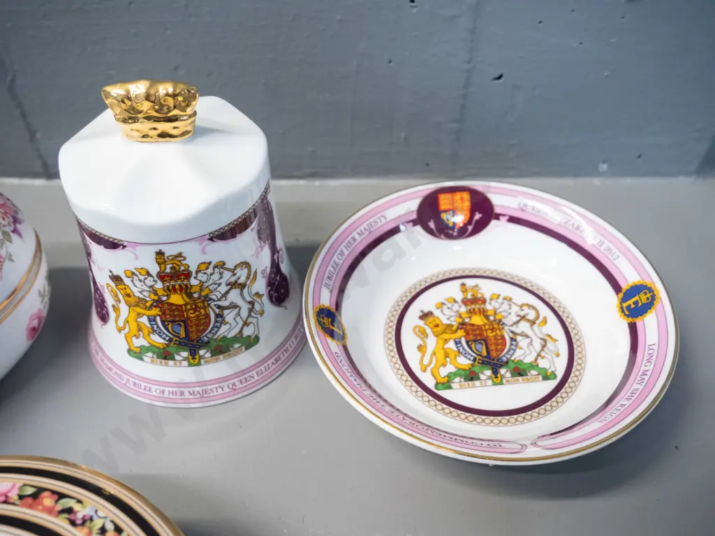 Wedgwood "Clio" pattern powder pot D-135, Hammersley heart-shaped trinket, and 2 Aynsley QEII diamond jubilee pieces - Image 1++