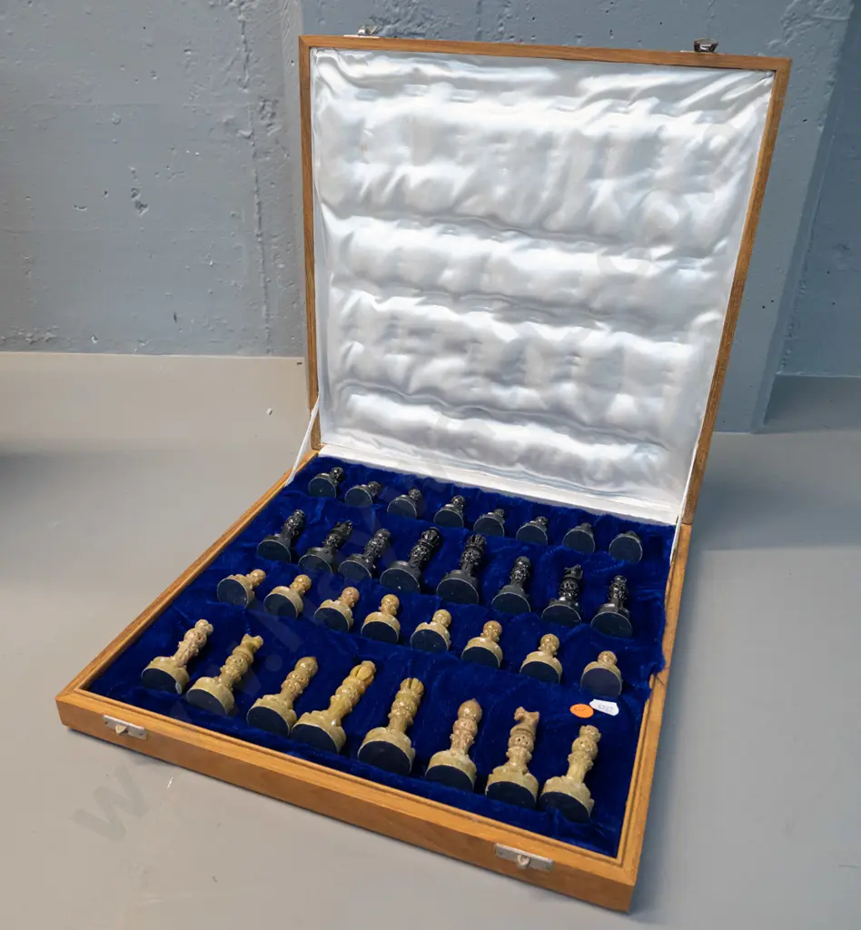 composite stone chess set with board integrated into lid of wooden case, kings are H-80 Box 355 x 355 - minor chips to Image 1++