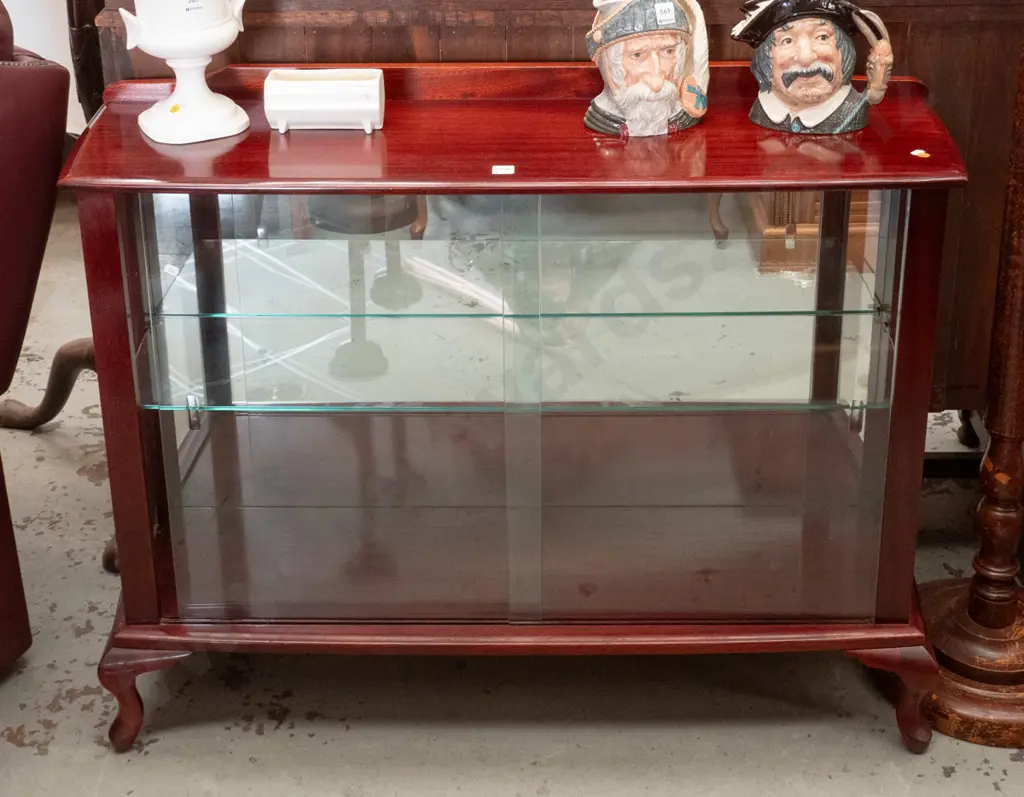 reproduction cab-leg mahogany mirror-back display cabinet with glazed sides, 2 sliding glass doors, single glass shelf Image 1++