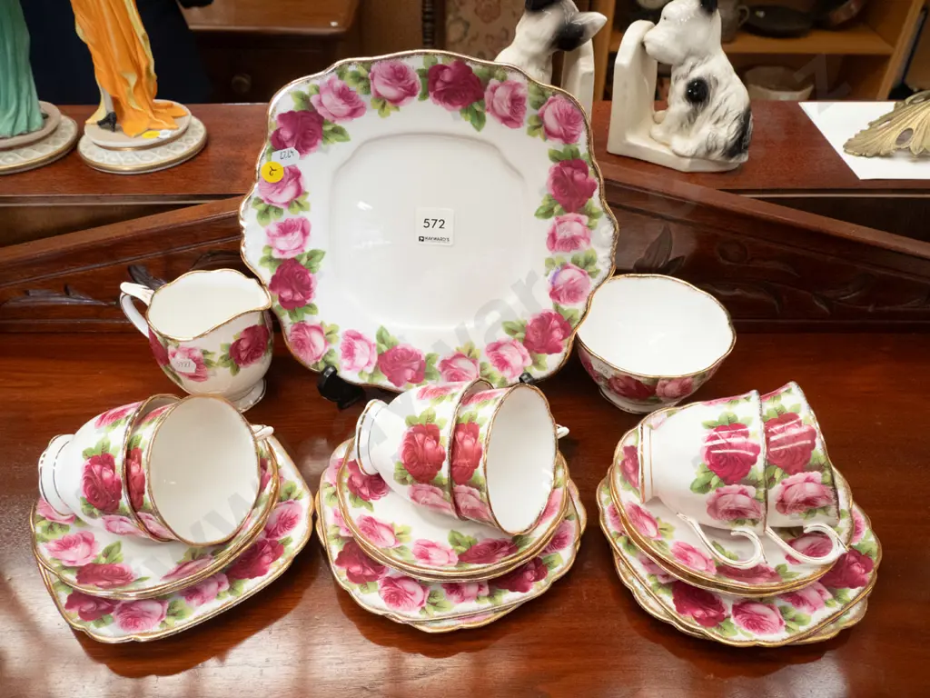Royal Albert Old English Rose 21-piece tea set Image 1++