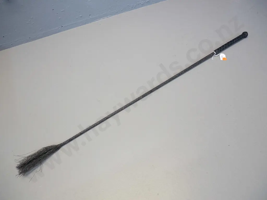 riding crop with woven leather handle, woven from unknown fibre L-830 Image 1++