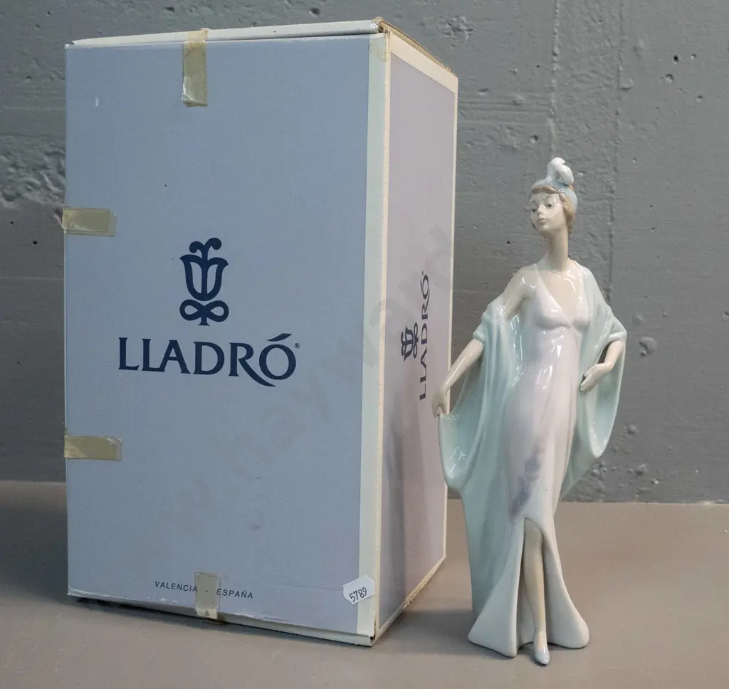 Lladro figurine "Sophisticate" No. 5787 -  H-260. With original box Image 1++