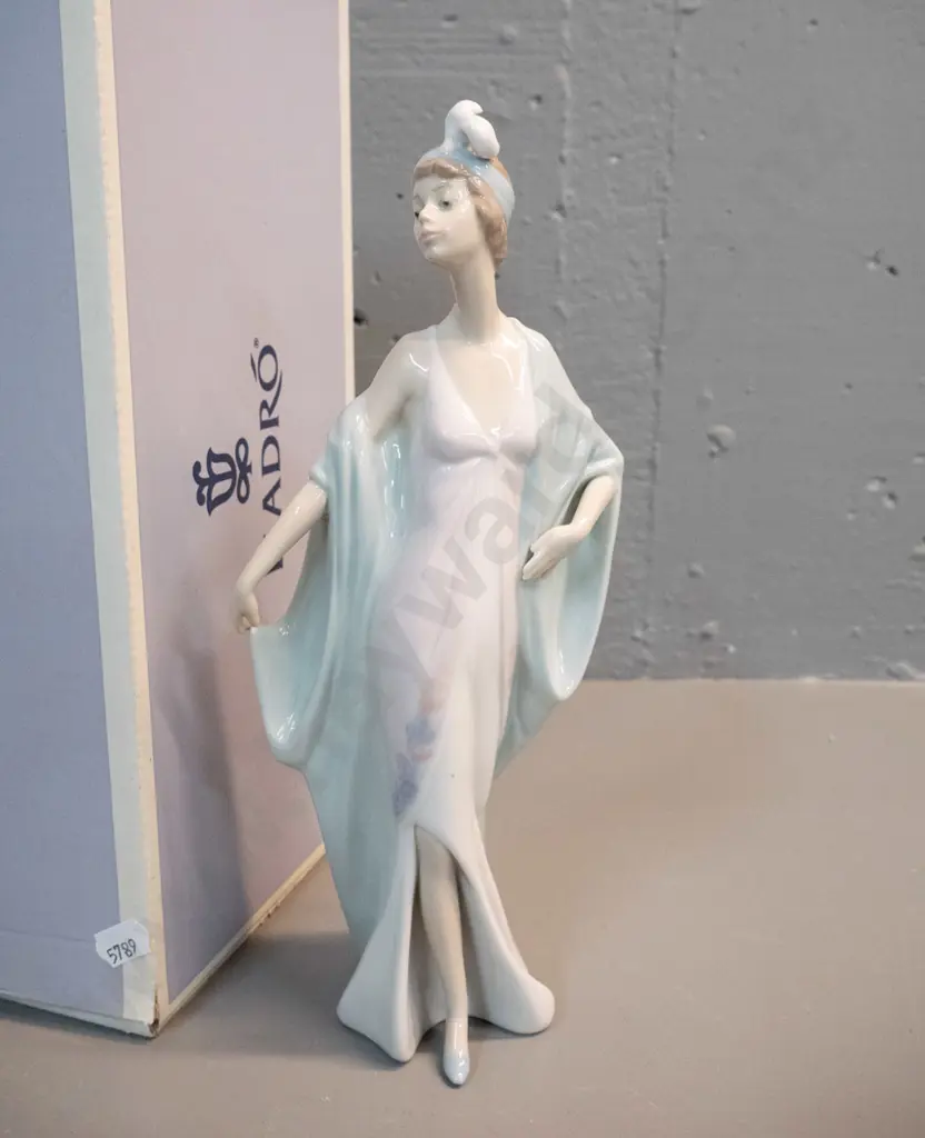 Lladro figurine "Sophisticate" No. 5787 -  H-260. With original box Image 1++