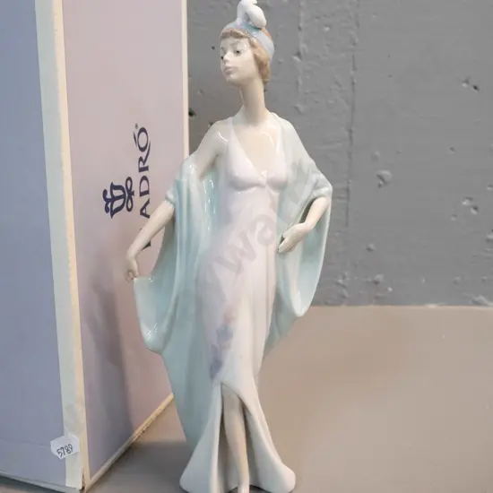 Lladro figurine "Sophisticate" No. 5787 -  H-260. With original box