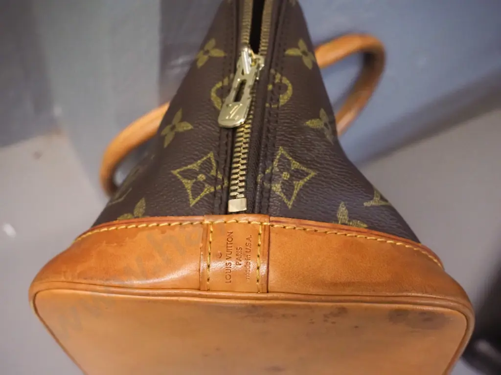Louis Vuitton monogram Alma bag, made in USA. Some staining to leather H240 W320. Date code 311210.527411 Image 1++