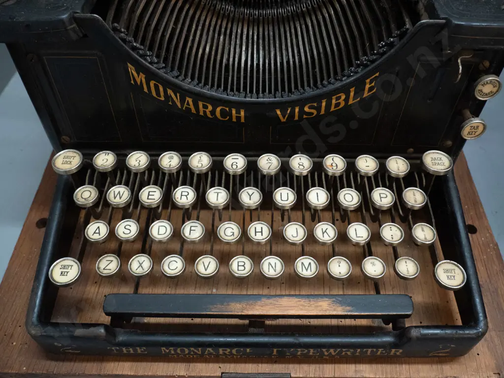 vintage Monarch Visible / Syracuse New York USA typewriter w/ metal cover & timber base which has some borer. Image 1++
