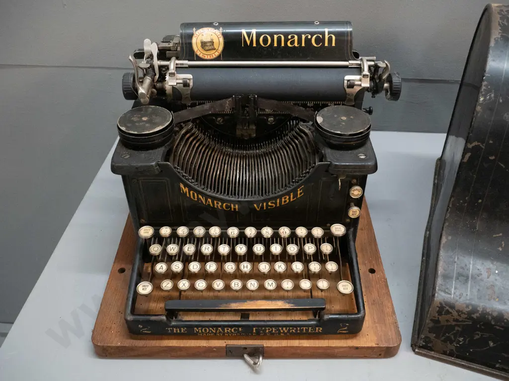 vintage Monarch Visible / Syracuse New York USA typewriter w/ metal cover & timber base which has some borer. Image 1++