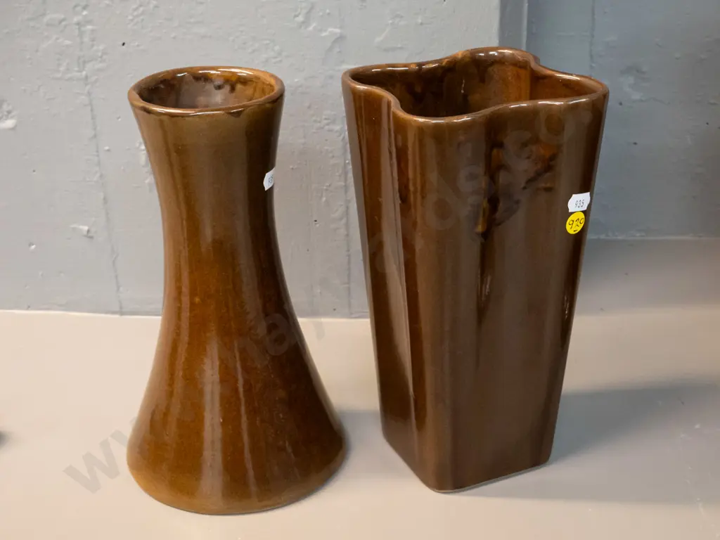 2 Benhar? pottery vases - one waisted, one quatrefoil shaped - both H-260 Image 1++