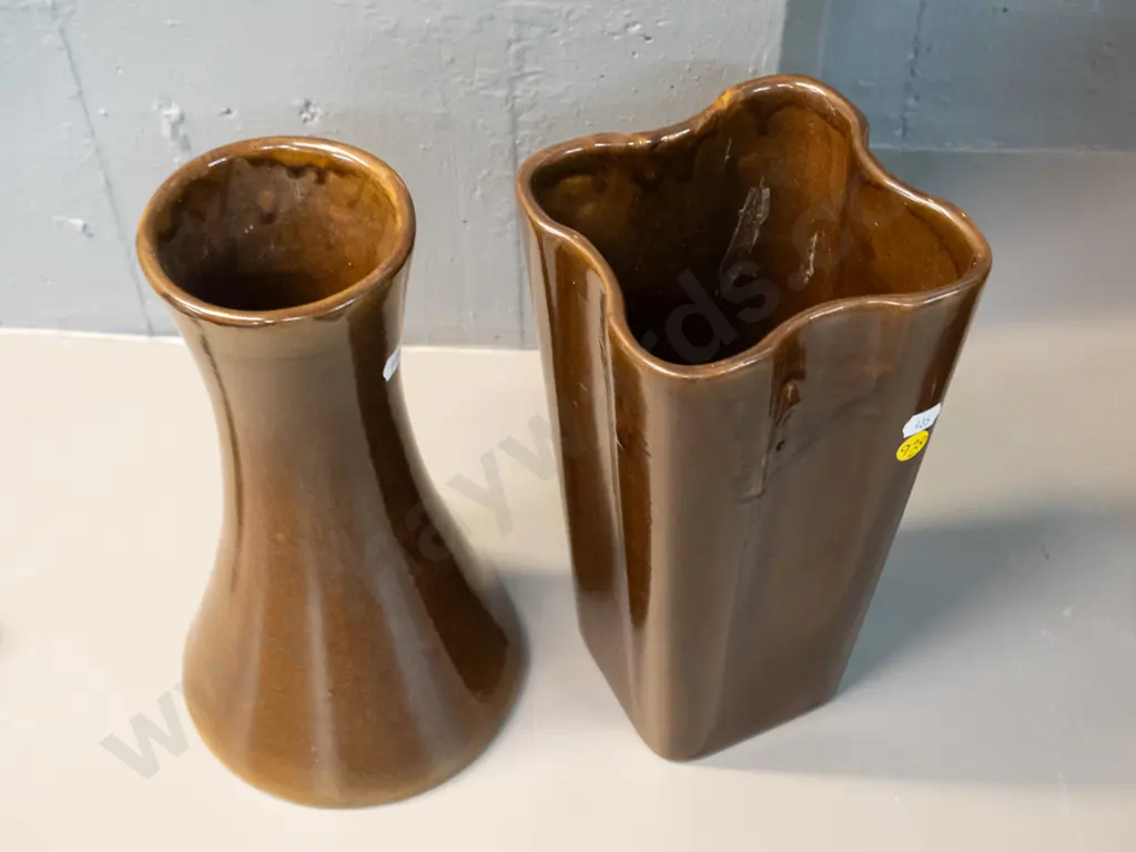 2 Benhar? pottery vases - one waisted, one quatrefoil shaped - both H-260 Image 1++