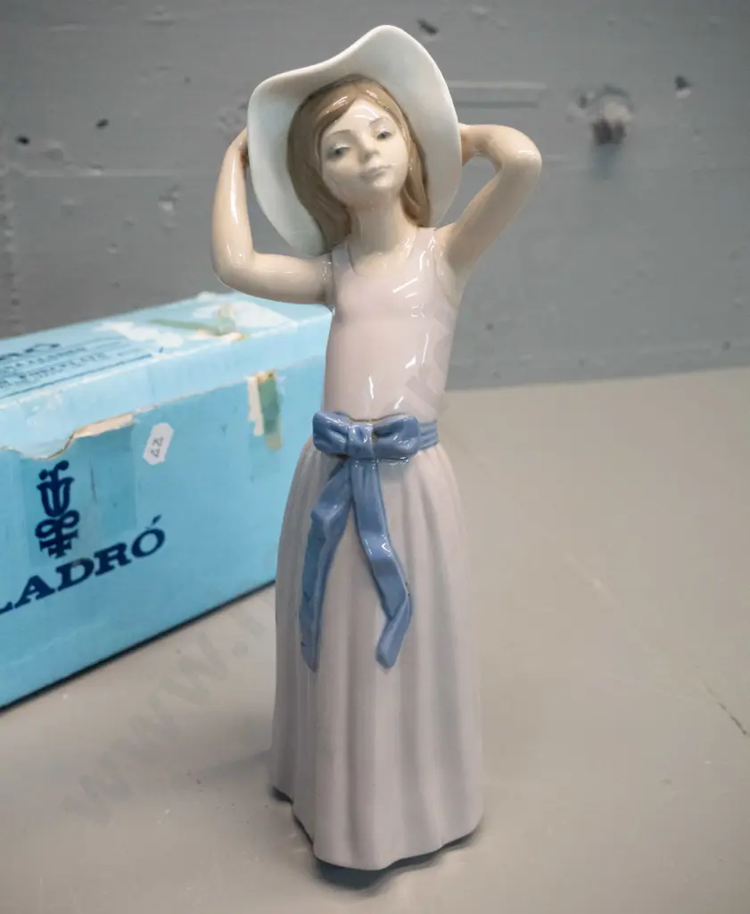 Lladro figurine with original box - girl with sun-hat H-270 Image 1++